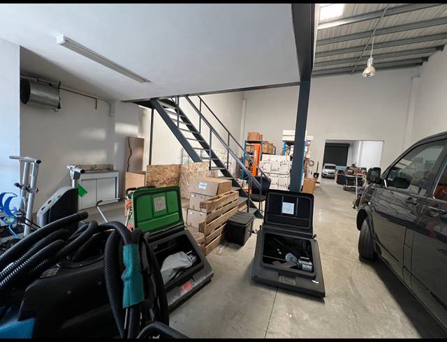 180M² WAREHOUSE TO LET IN COSMO BUSINESS PARK